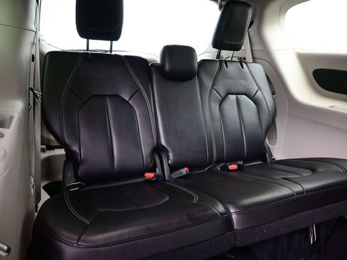 Used 2023 Chrysler Pacifica Touring-L FWD image 20