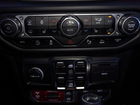 Used 2022 Jeep Wrangler Unlimited Rubicon w/ Steel Bumper Group image 18