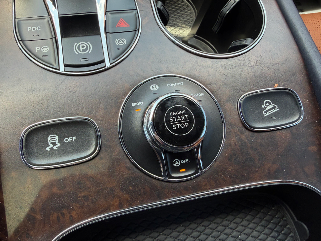 Used 2023 Bentley Bentayga AWD/4WD image 26