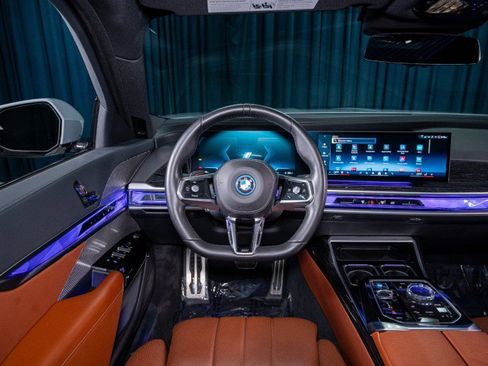 Used 2024 BMW i7 xDrive60 image 16