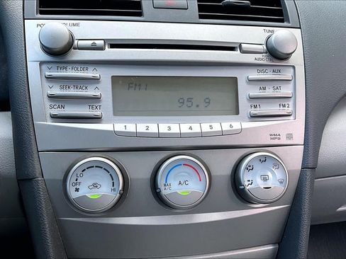 Used 2010 Toyota Camry LE FWD image 33