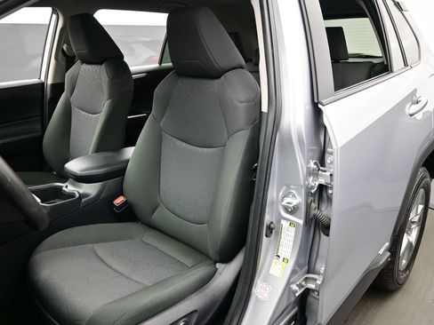 Used 2025 Toyota RAV4 XLE AWD/4WD image 12