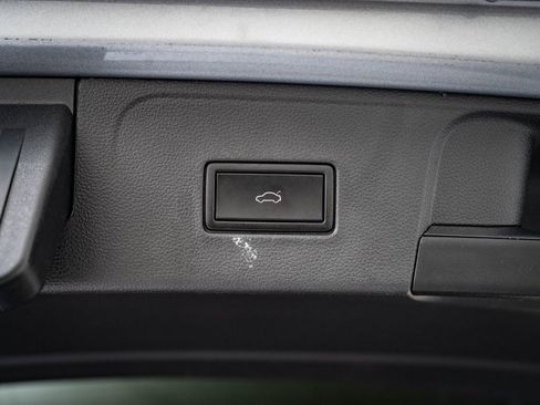 Used 2021 Volkswagen Atlas SEL Premium image 19