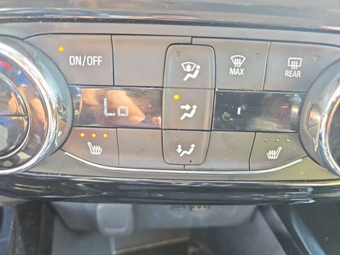 Used 2025 Chevrolet Trax LT w/ LT Convenience Package FWD image 30