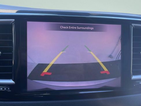 Used 2023 Chrysler Pacifica Touring-L FWD image 18