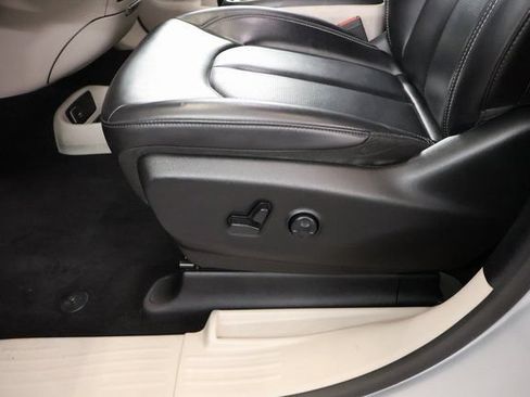 Used 2023 Chrysler Pacifica Touring-L FWD image 12