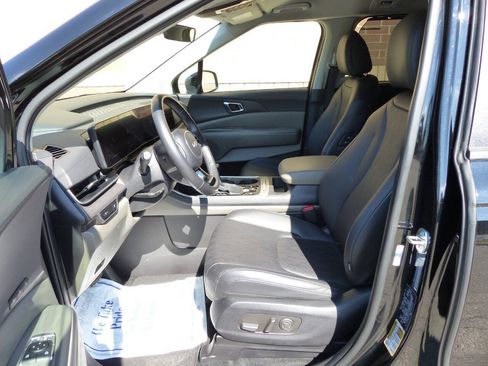 Used 2025 Kia Carnival EX FWD image 21