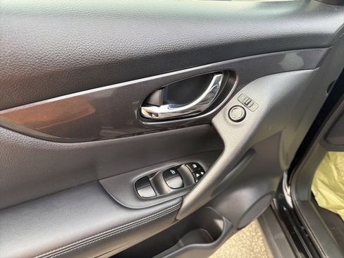 Used 2017 Nissan Rogue SV image 25