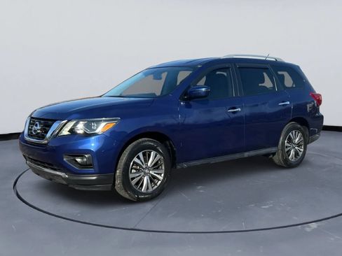 Used 2017 Nissan Pathfinder SV image 2