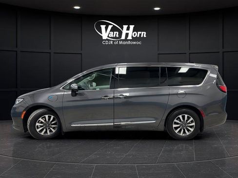 Used 2023 Chrysler Pacifica Limited w/ Uconnect Theater Family Group FWD image 6