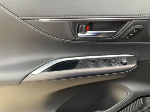 Used 2023 Toyota Venza Limited image 12