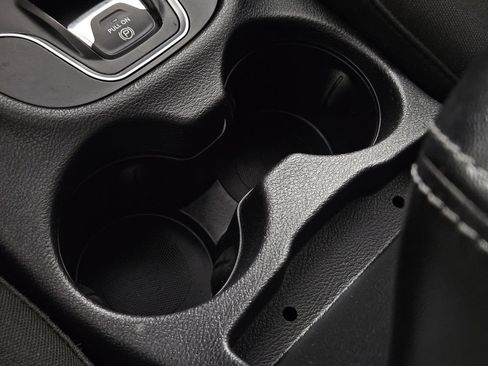 Used 2021 Jeep Cherokee Latitude FWD image 15