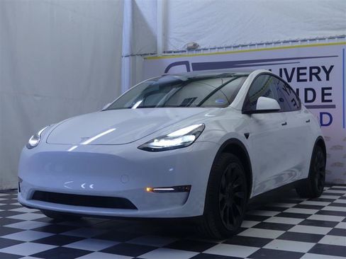 Used 2024 Tesla Model Y Long Range AWD/4WD image 3