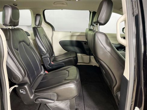 Used 2024 Chrysler Pacifica Touring-L FWD image 26