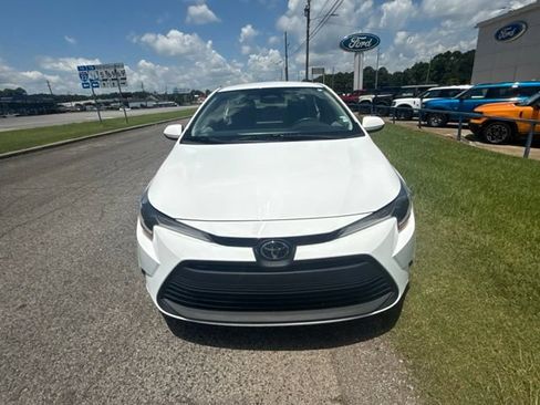 Used 2023 Toyota Corolla LE FWD image 3
