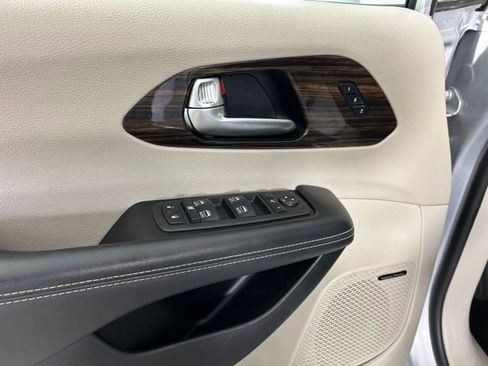 Used 2022 Chrysler Pacifica Limited FWD image 20