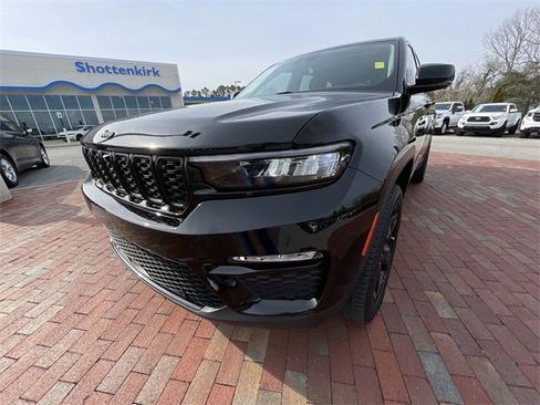 Used 2023 Jeep Grand Cherokee Limited w/ Luxury Tech Group II image 27