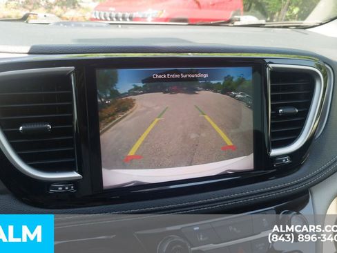 Used 2023 Chrysler Pacifica Touring-L image 24