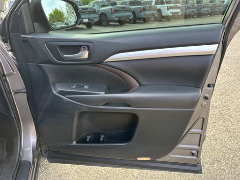 Used 2019 Toyota Highlander XLE FWD image 12