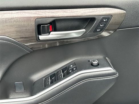 Used 2023 Toyota Highlander Limited image 20