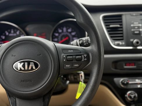 Used 2016 Kia Sedona LX w/ LX Convenience Package FWD image 23