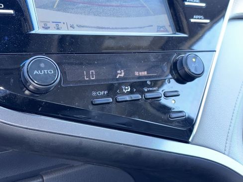 Used 2018 Toyota Camry SE w/ Moonroof Package FWD image 8