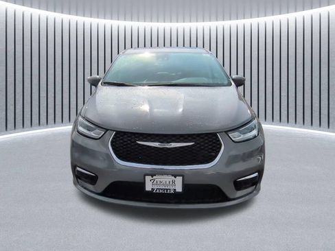 Used 2023 Chrysler Pacifica Touring-L FWD image 2