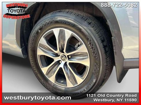 Used 2023 Toyota Highlander XLE image 11