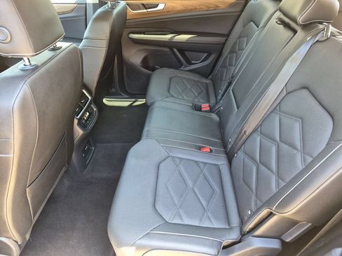 Used 2025 Volkswagen Atlas SE FWD image 27