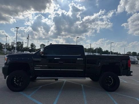 Used 2017 GMC Sierra 2500 Denali w/ Duramax Plus Package AWD/4WD image 3