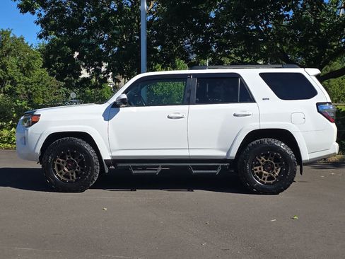 Used 2019 Toyota 4Runner SR5 AWD/4WD image 5
