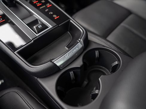 Certified 2026 Porsche Macan image 16