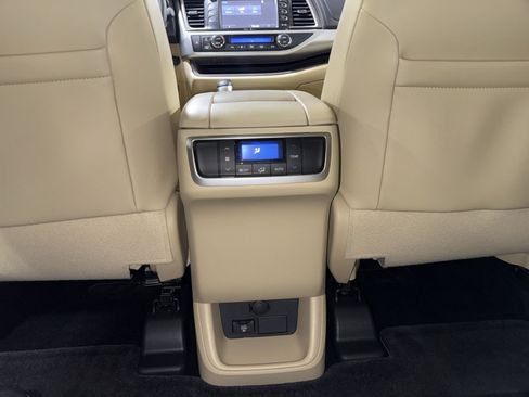 Used 2015 Toyota Highlander XLE AWD/4WD image 22