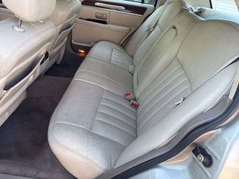 Used 2004 Lincoln Town Car Signature image 17