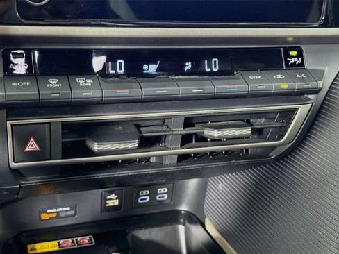 Used 2025 Toyota Camry SE FWD image 15