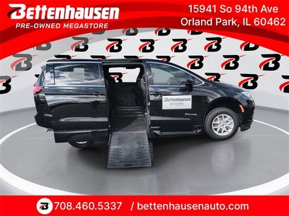 Used 2025 Chrysler Pacifica Select