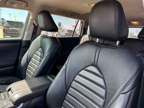 Used 2020 Toyota Highlander LE image 6