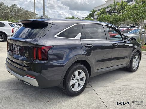Certified 2025 Kia Sorento LX image 7