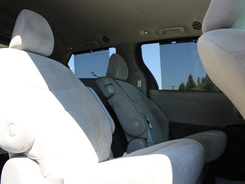Used 2019 Toyota Sienna LE FWD image 15