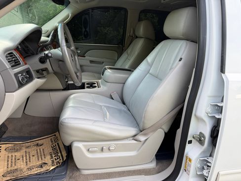 Used 2010 GMC Yukon SLT w/ SLT-2 Equipment Package RWD image 9