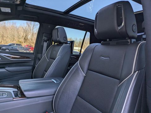 Used 2022 Cadillac Escalade Premium Luxury w/ Performance Package image 12