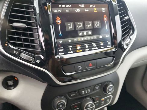 Certified 2019 Jeep Cherokee Limited w/ Luxury Group image 21