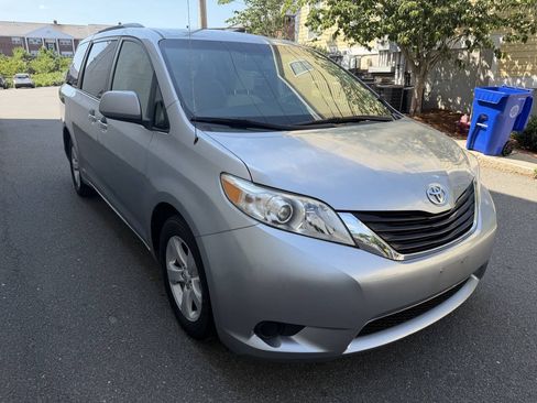 Used 2011 Toyota Sienna LE w/ Towing Pkg FWD image 7