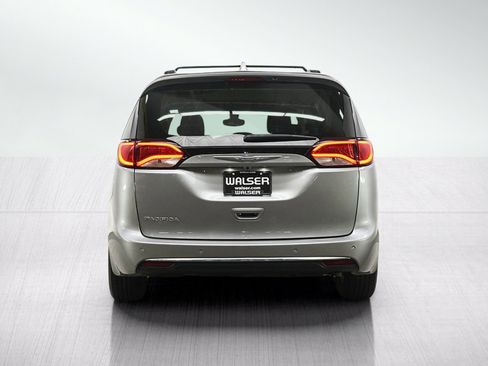Used 2017 Chrysler Pacifica Touring-L FWD image 4
