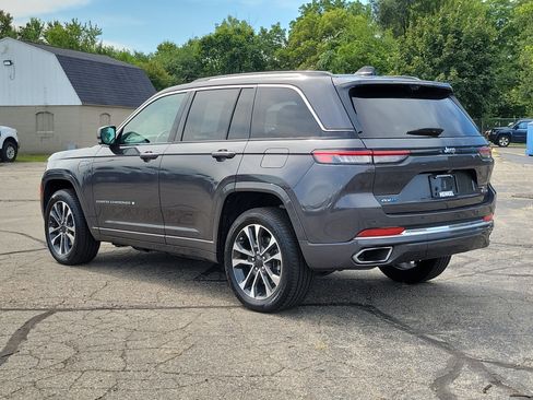 Used 2023 Jeep Grand Cherokee Overland w/ Advanced Protech Group III AWD/4WD image 3