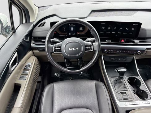 Used 2025 Kia Carnival FWD image 22