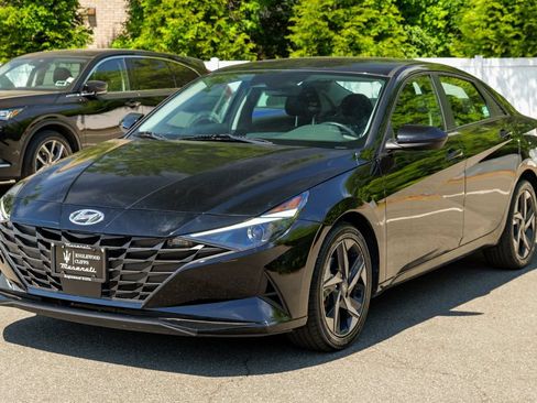 Used 2023 Hyundai Elantra SEL w/ Convenience Package FWD image 3