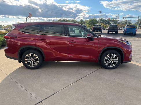 Used 2022 Toyota Highlander XLE image 6