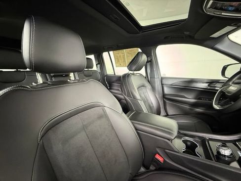 Used 2025 Jeep Grand Cherokee Altitude RWD image 31