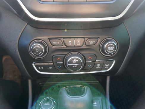 Used 2019 Jeep Cherokee Latitude Plus image 21